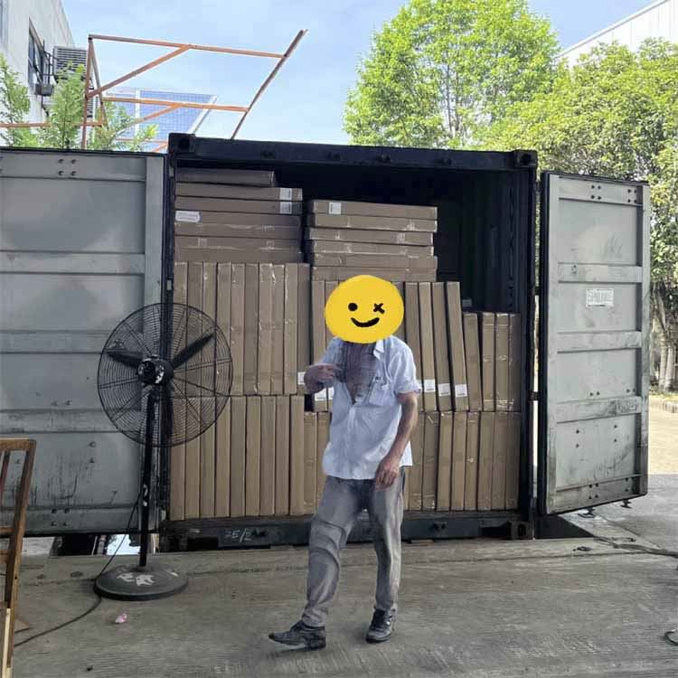 S-a terminat încărcarea containerului de 20 de picioare